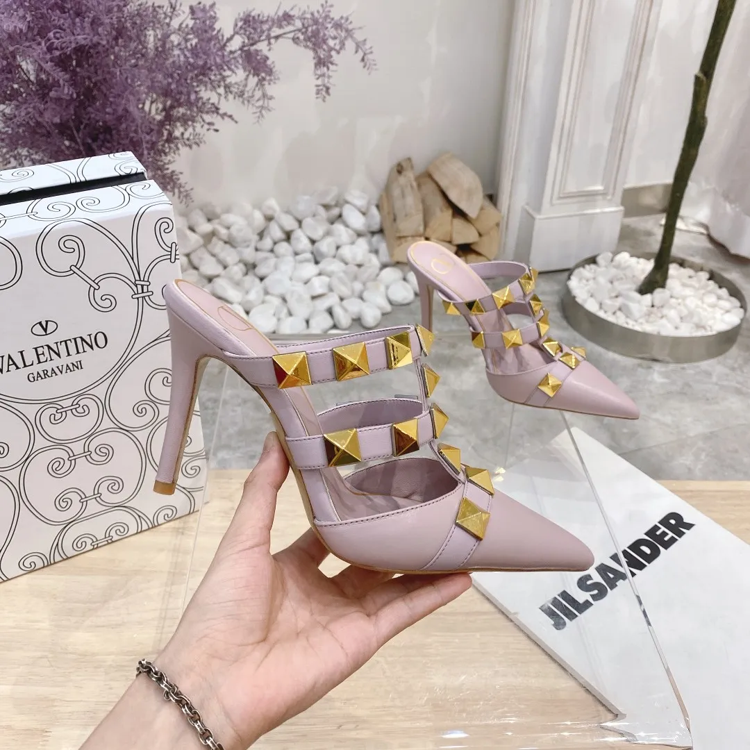 👟👟Ex-factory price 400👟👟 Genuine leather sole +40 (buckle style +10) Valentino Spring and summer new rivet shoes are new☑️ —————————————— The latest golden big rivet elements are full of high-end! Extremely fashionable Heel height: 9.5cm Upper: Matt sheepskin Lining: Sheepskin lining Outsole: Italian genuine leather outsole, rubber sole optional Color: Two styles with 8 colors available Code number: 34-41 (34 and 42 are custom-made and non-returnable) Buckle style: +10 Slippers style: